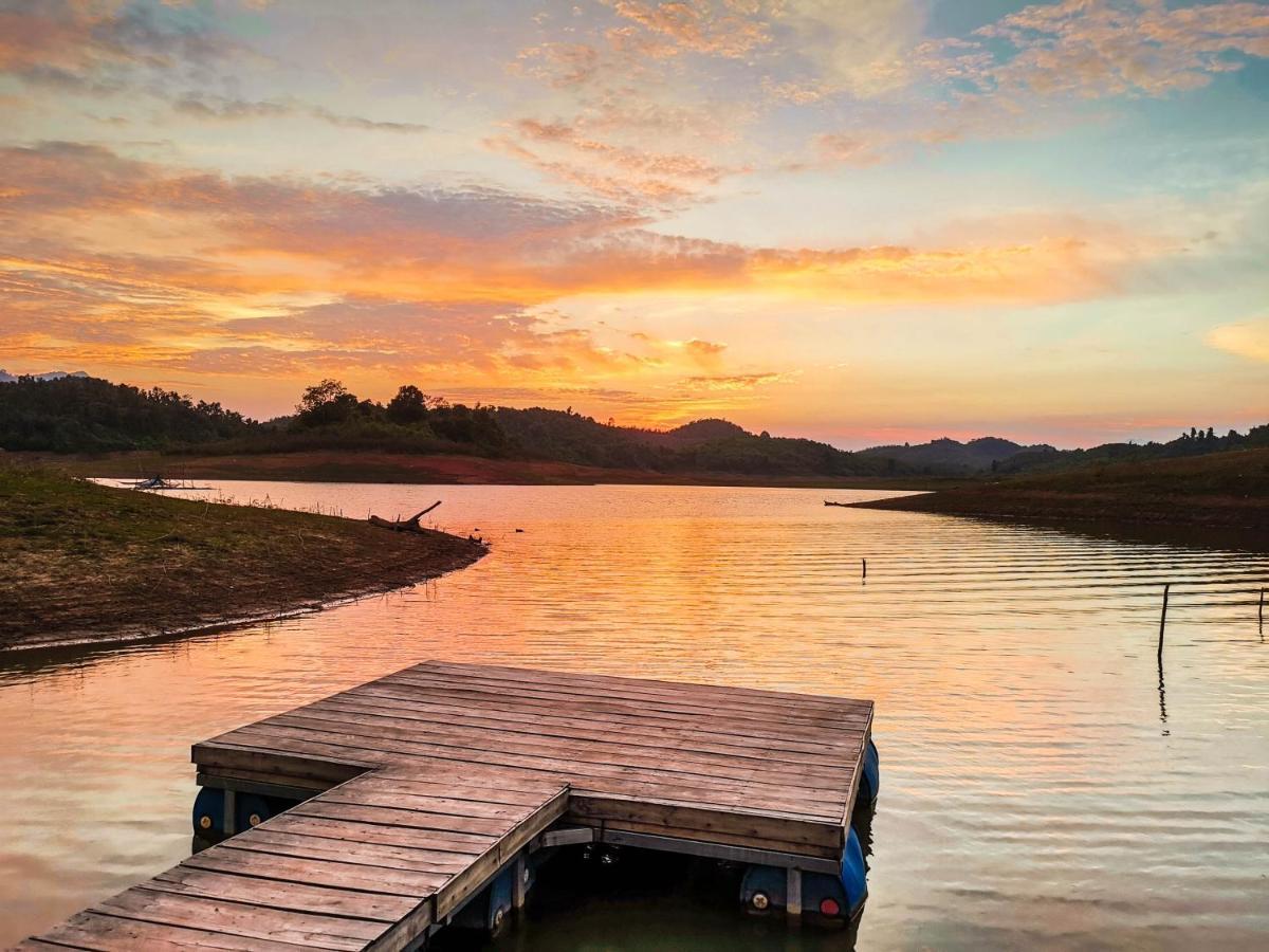Sunset Nam Ngum Resort Vang Vieng Esterno foto