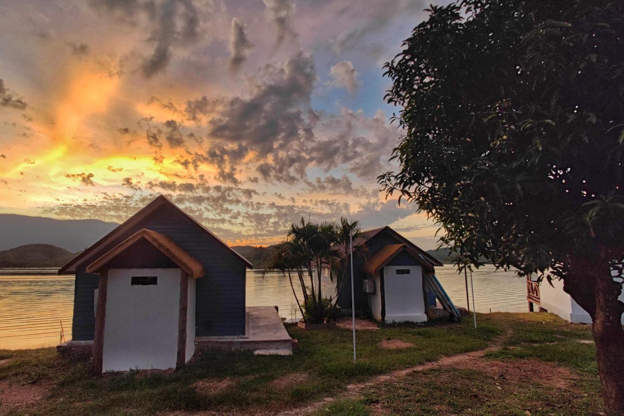 Sunset Nam Ngum Resort Vang Vieng Esterno foto